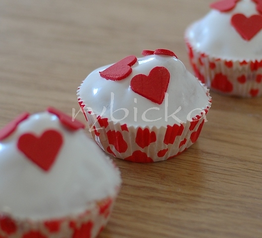 Malinový muffinek s bílkovou polevou a ozdobou z MMF