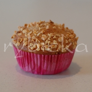 Muffinek malinový extra s bílou čoko uvnitř a mandlovým sypáním