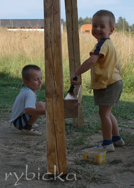 Kluci natírají houpačku